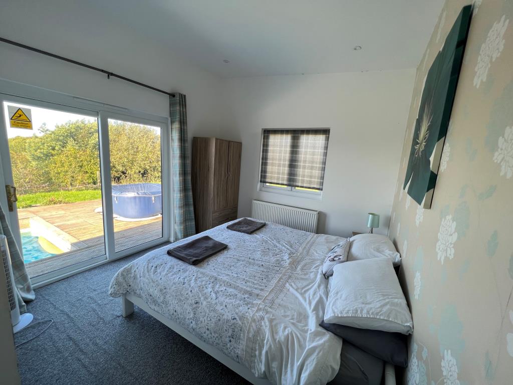 Lot: 14 - HOLIDAY BUNGALOW WITH VIEWS -